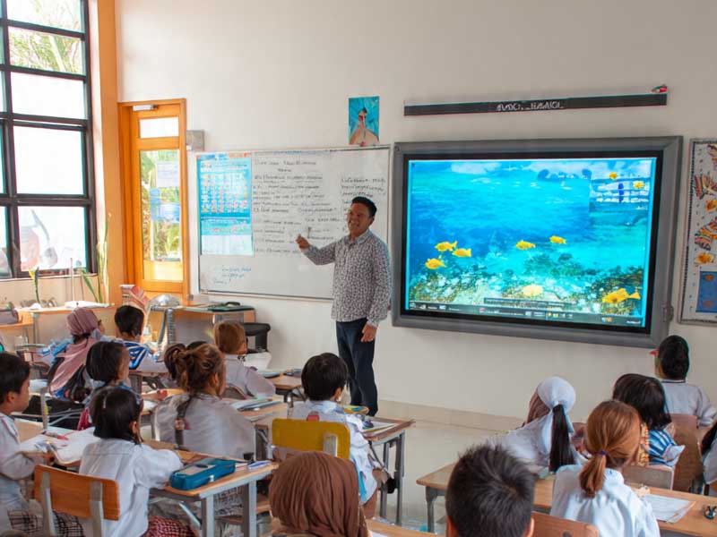 Tren Sekolah Bilingual
